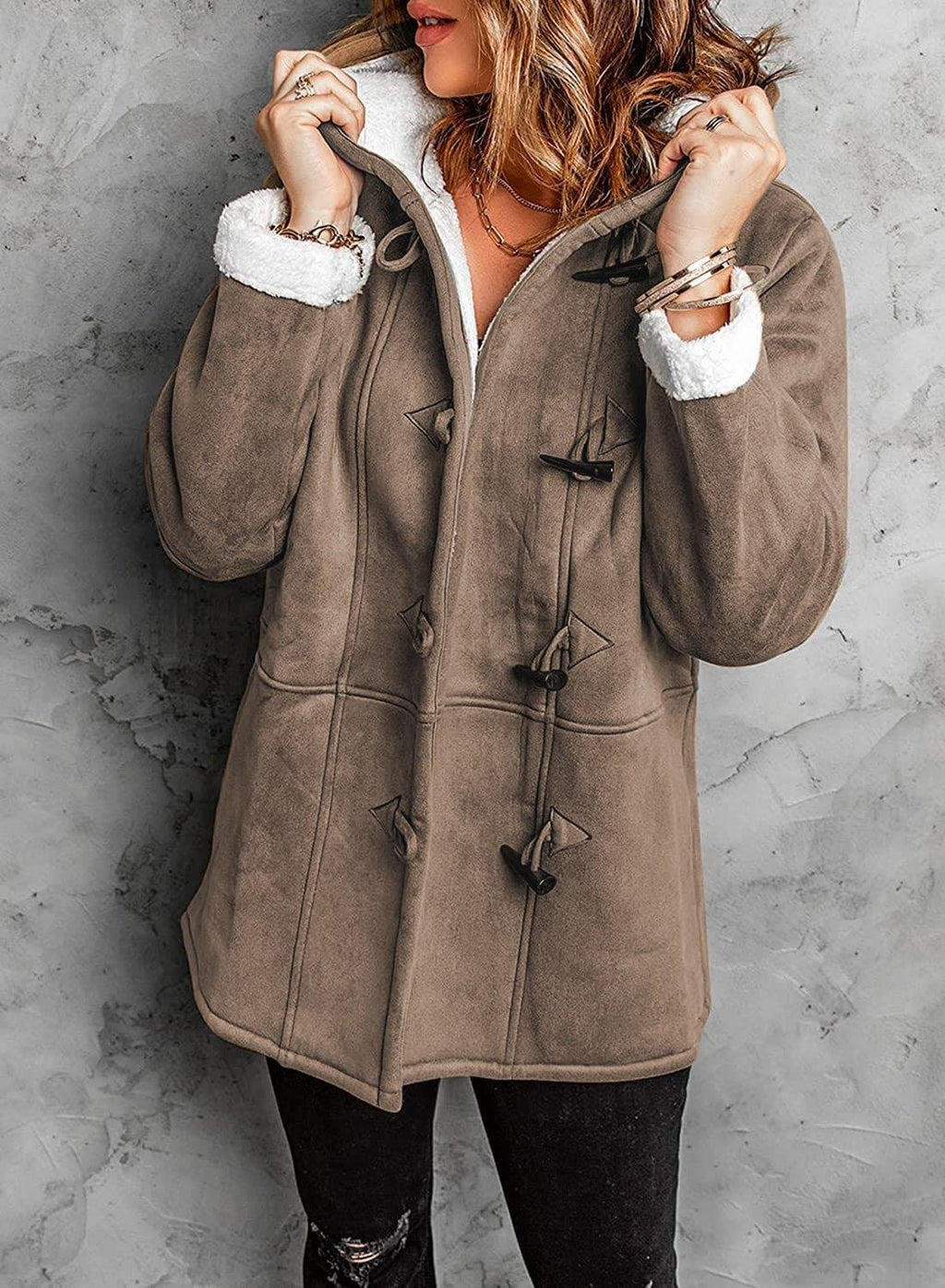 Elegante cappotto con cappuccio con design unico a bottoni