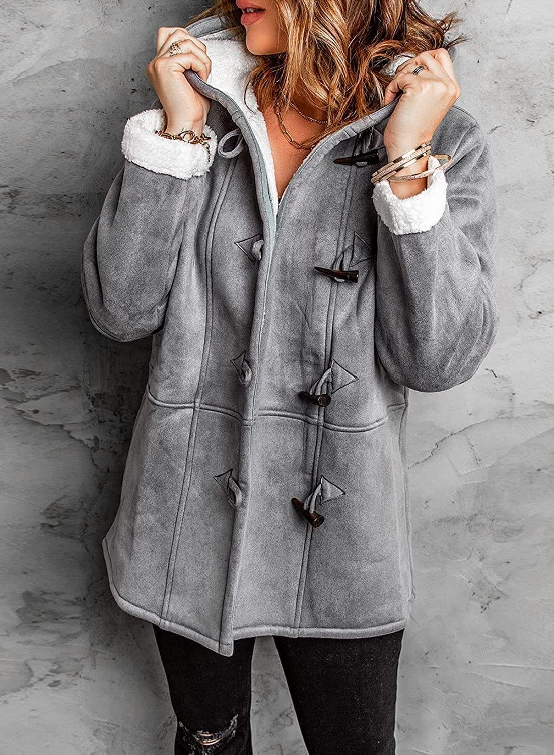 Elegante cappotto con cappuccio con design unico a bottoni