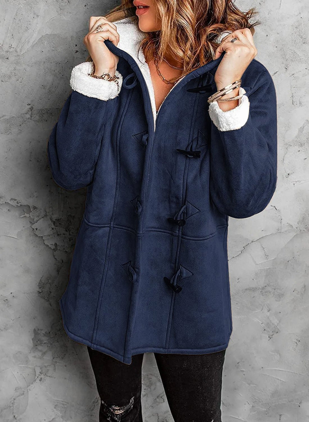 Elegante cappotto con cappuccio con design unico a bottoni