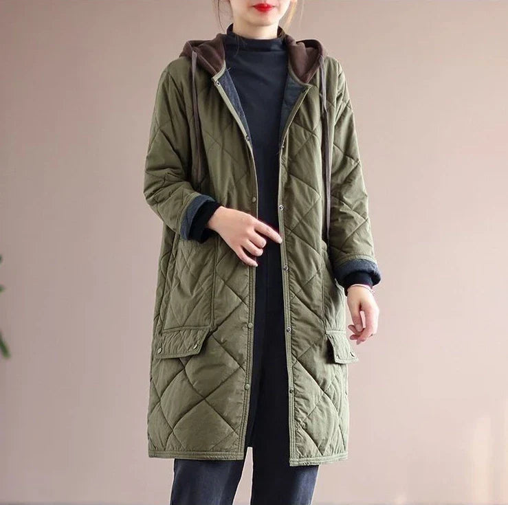Cappotto invernale elegante con cappuccio taglie forti da donna