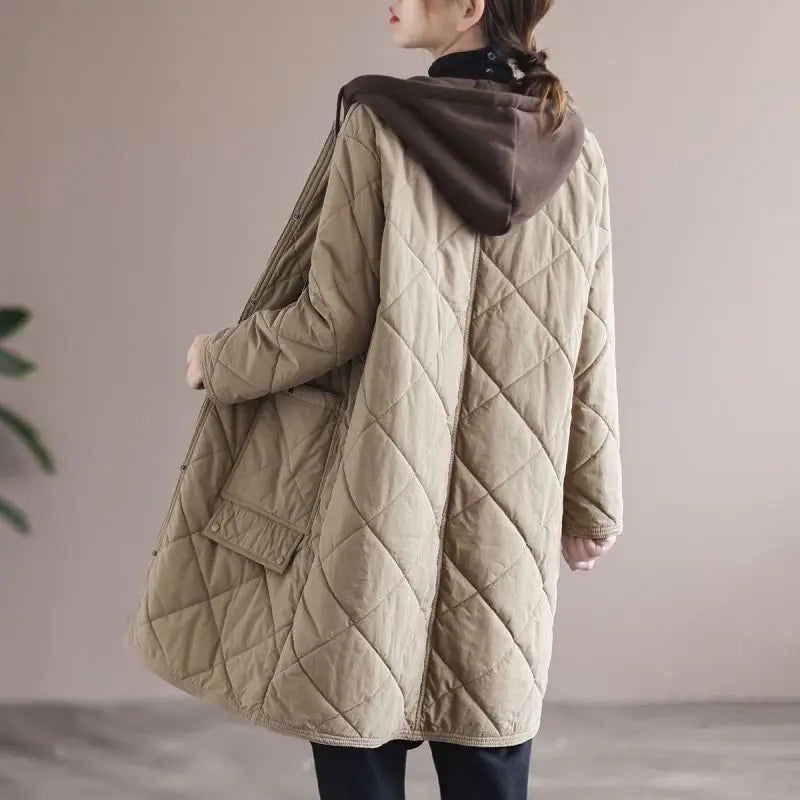 Cappotto invernale elegante con cappuccio taglie forti da donna