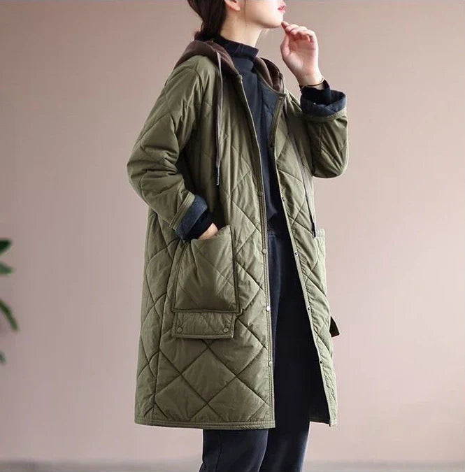 Cappotto invernale elegante con cappuccio taglie forti da donna