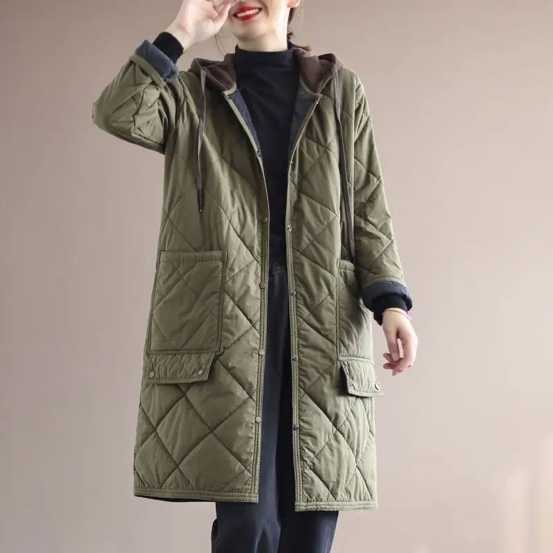 Cappotto invernale elegante con cappuccio taglie forti da donna