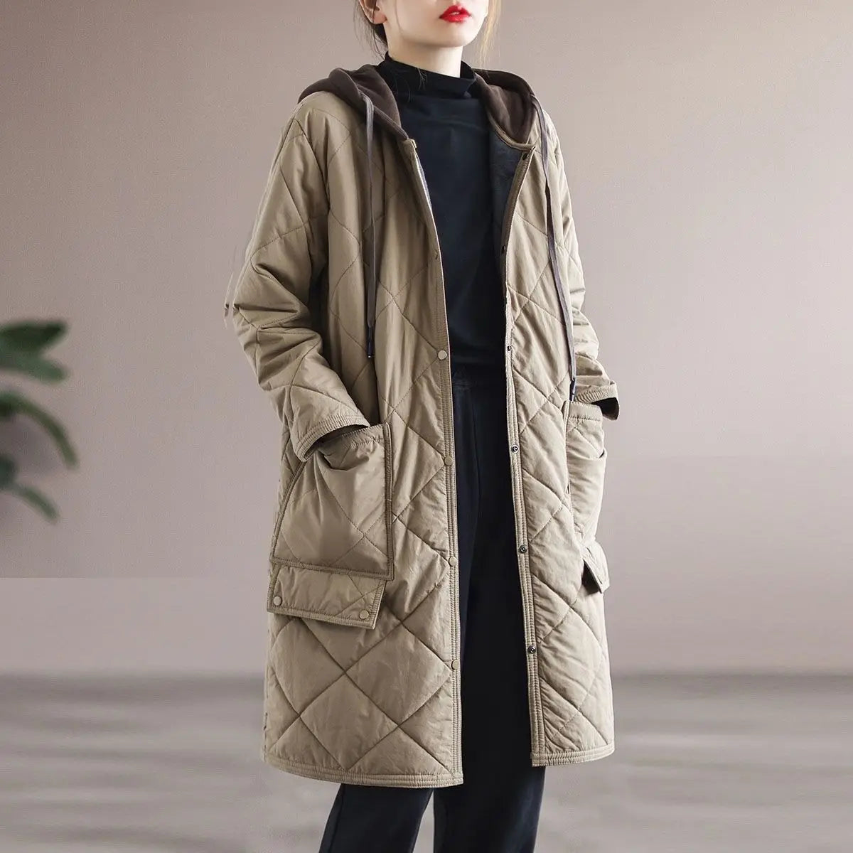 Cappotto invernale elegante con cappuccio taglie forti da donna