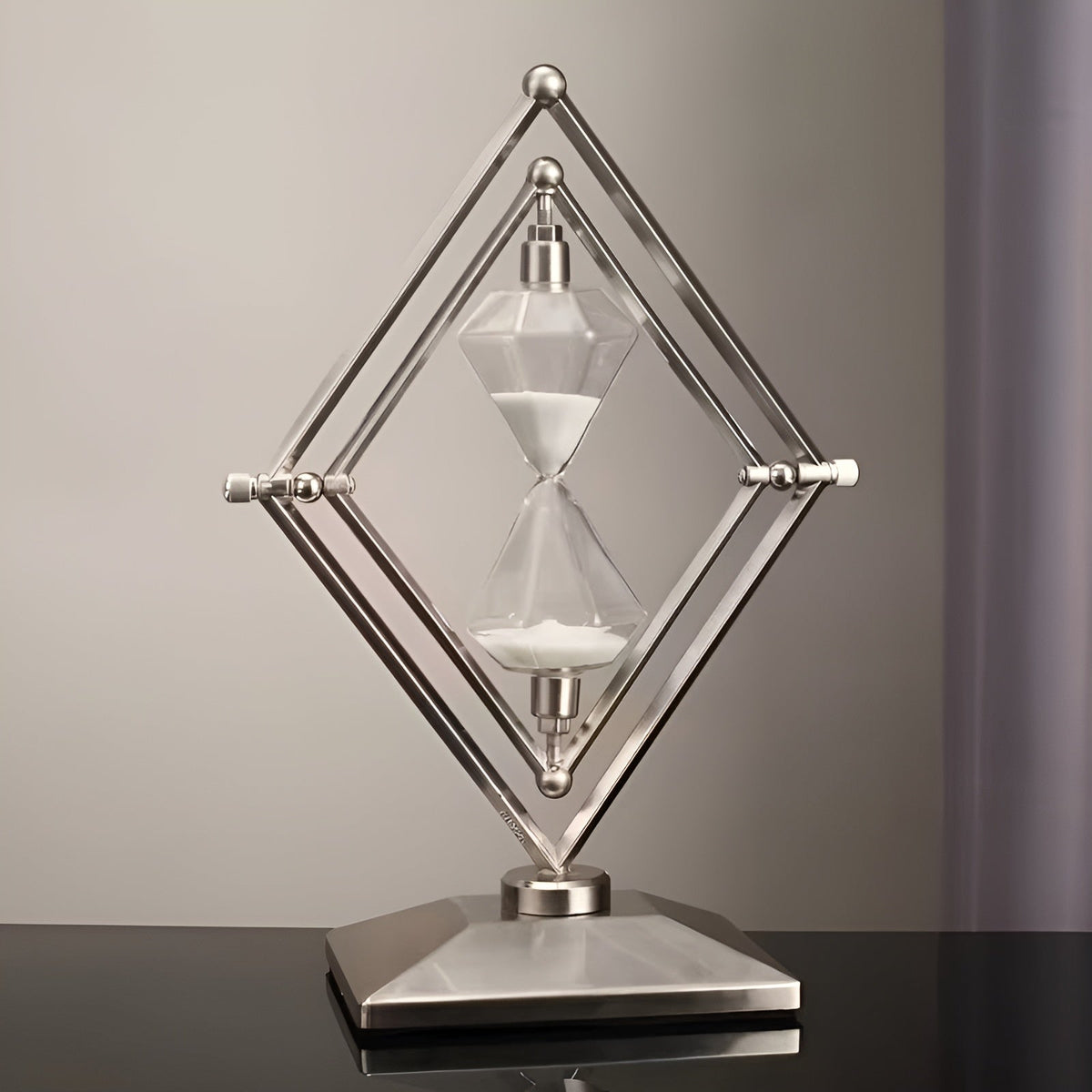 Clessidra con struttura geometrica in metallo – Timer da meditazione con sabbia bianca