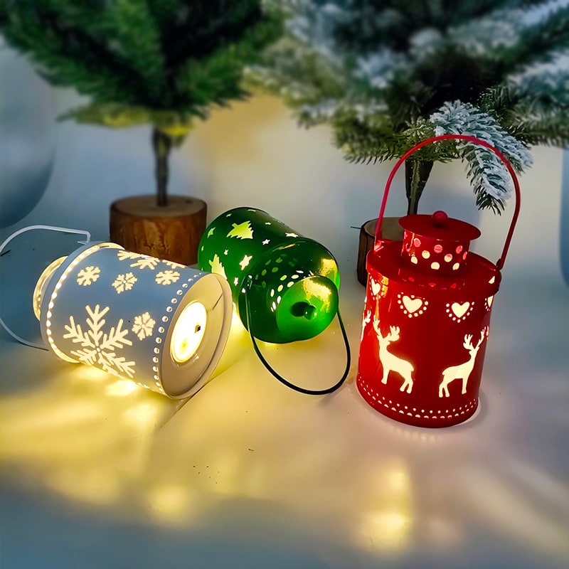 Lanterna natalizia festosa con luce LED e parete esterna dal design con ritaglio in metallo
