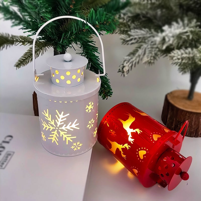 Lanterna natalizia festosa con luce LED e parete esterna dal design con ritaglio in metallo