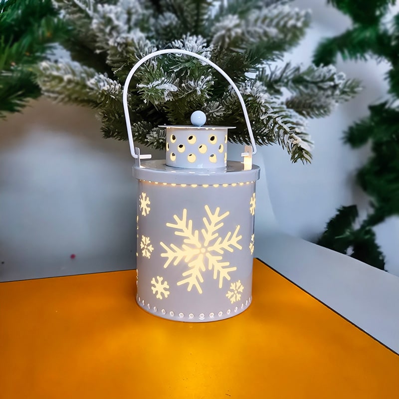 Lanterna natalizia festosa con luce LED e parete esterna dal design con ritaglio in metallo