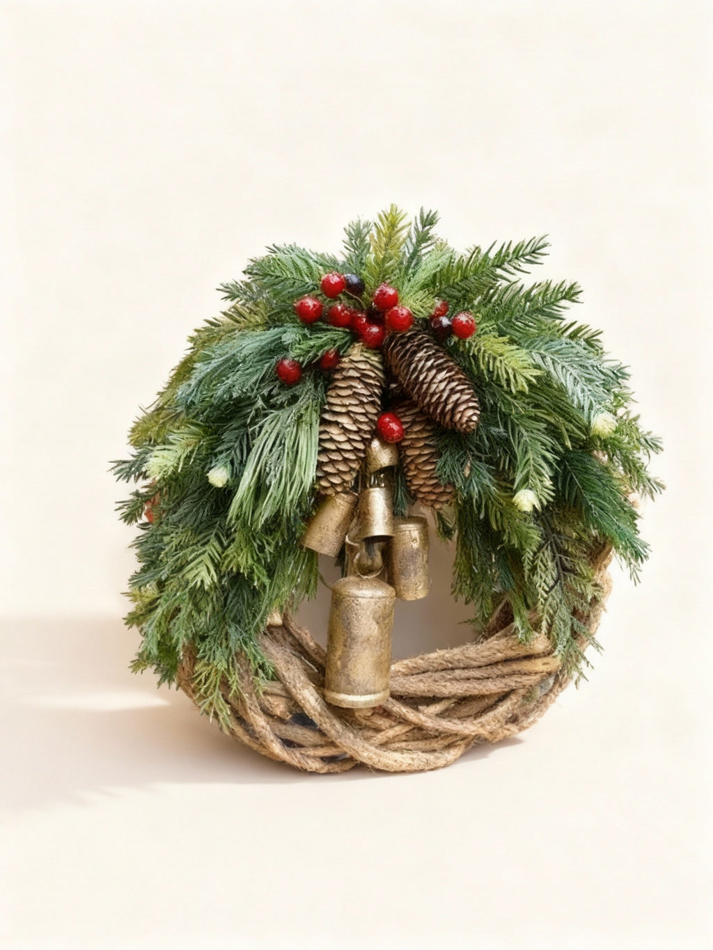 Ghirlanda invernale boho fatta a mano | Campanelli, pigne e bacche | 43 cm | Interno/Esterno