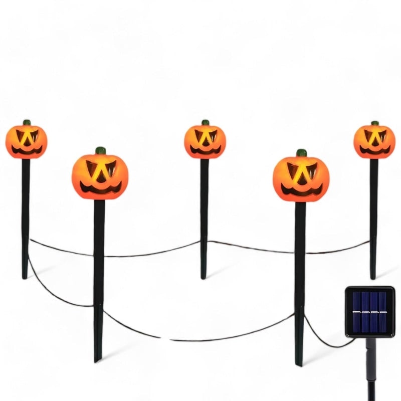Luci solari per percorsi di Halloween con pali di zucca per la decorazione del cortile esterno