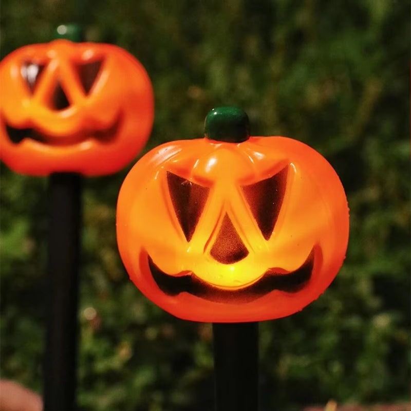 Luci solari per percorsi di Halloween con pali di zucca per la decorazione del cortile esterno