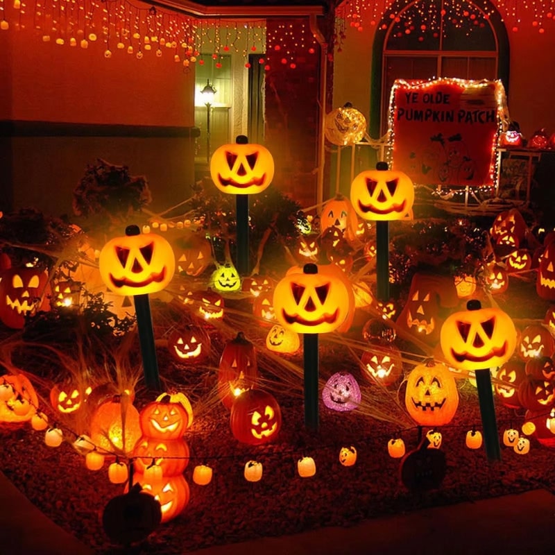 Luci solari per percorsi di Halloween con pali di zucca per la decorazione del cortile esterno