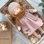 Bambola Waldorf di lana con viso ricamato, morbida, resistente e fatta a mano