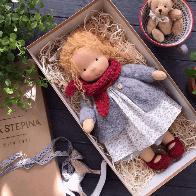 Bambola Waldorf di lana con viso ricamato, morbida, resistente e fatta a mano
