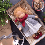 Bambola Waldorf di lana con viso ricamato, morbida, resistente e fatta a mano