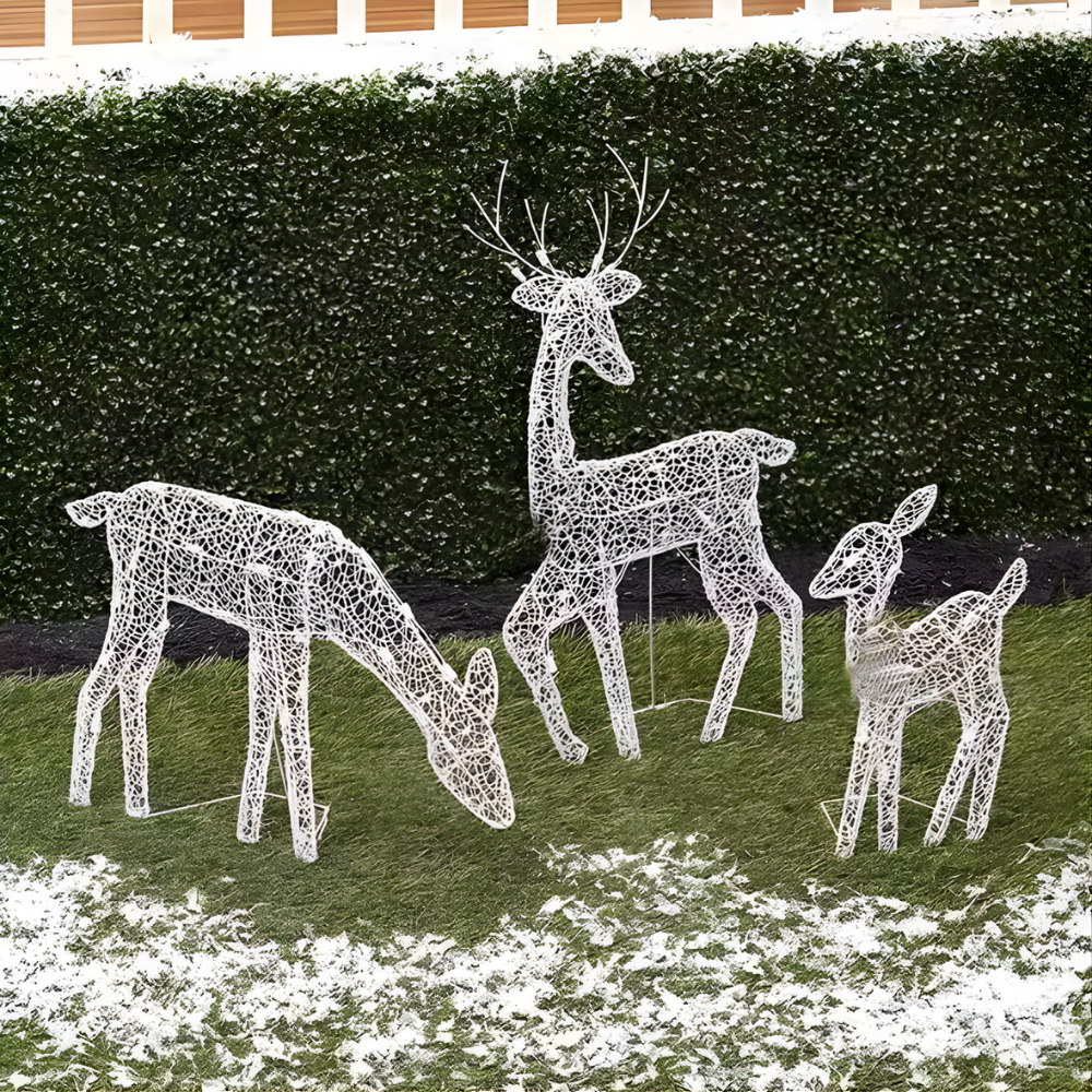 Le decorazioni natalizie illuminano la figura della renna