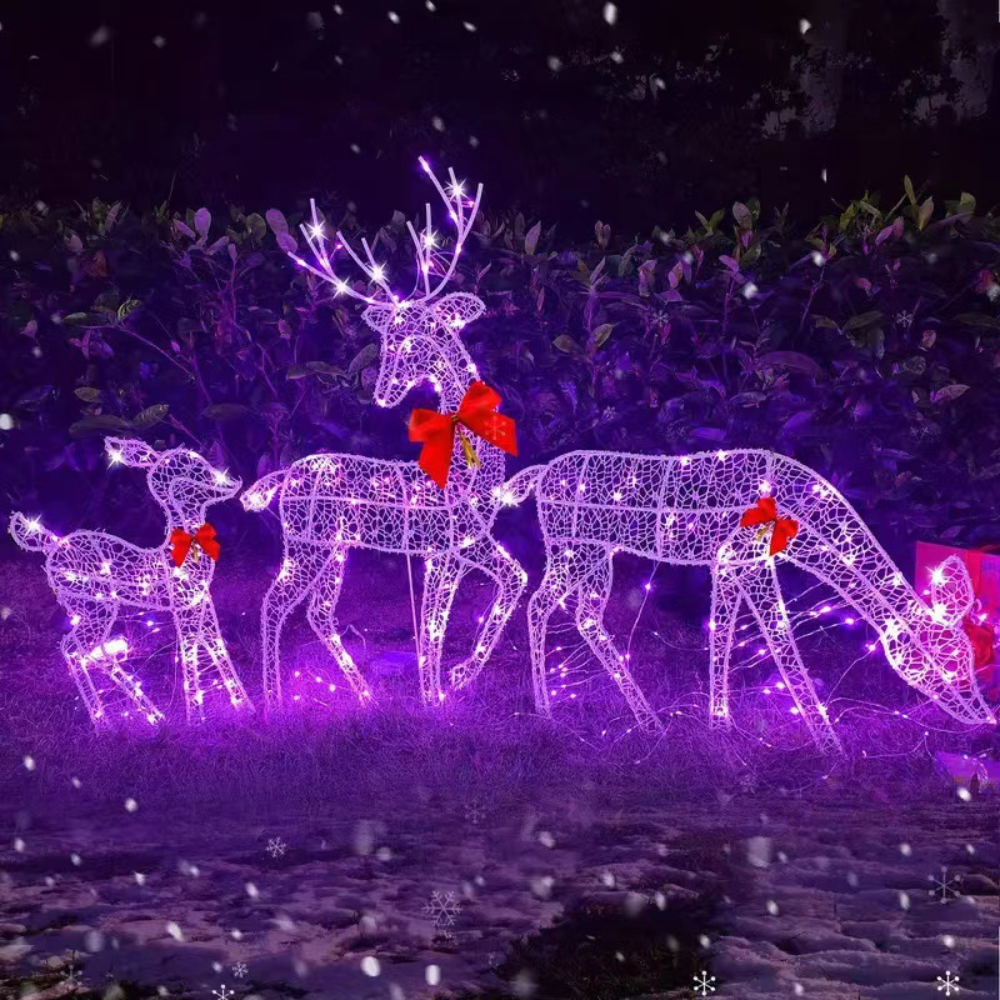 Le decorazioni natalizie illuminano la figura della renna