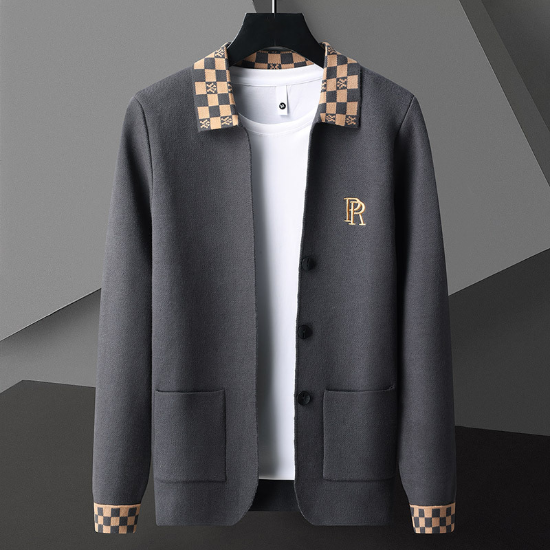 Comodo cardigan abbottonato da uomo