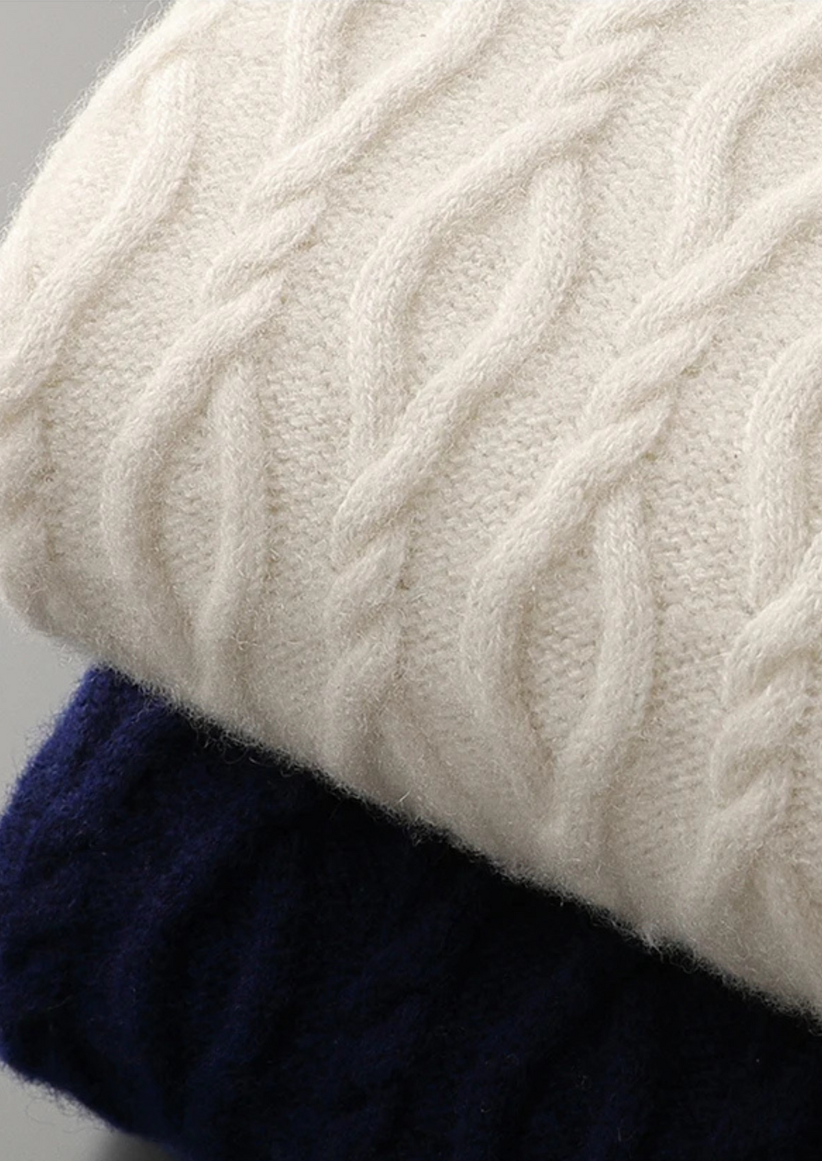 Maglione girocollo da uomo con finiture a righe: raffinato strato quotidiano
