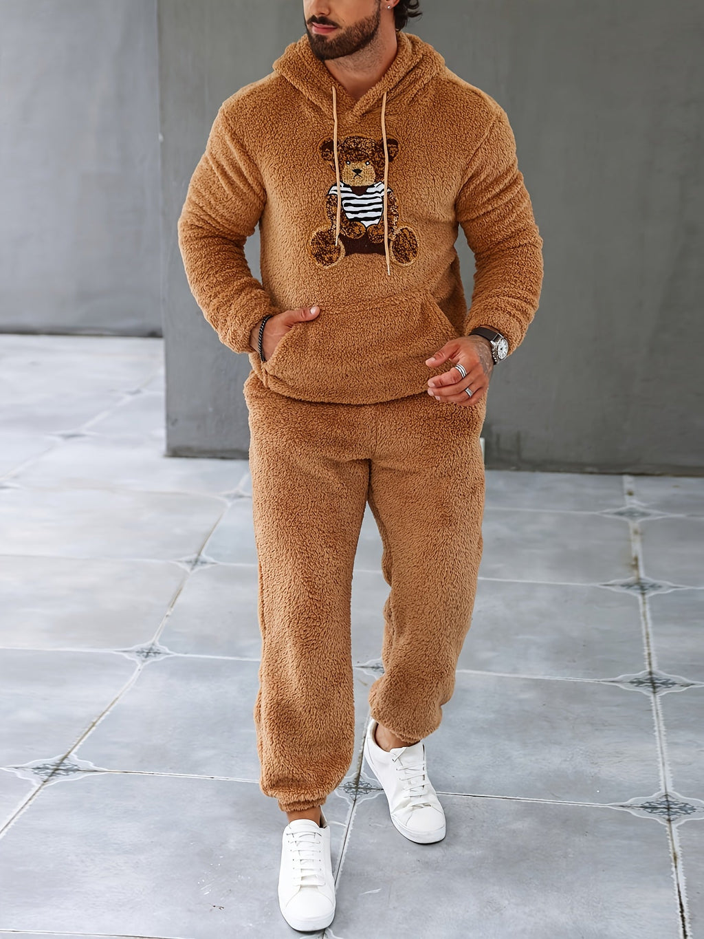 Completo da uomo con cappuccio e pantaloni da jogging in pile accogliente per il massimo calore