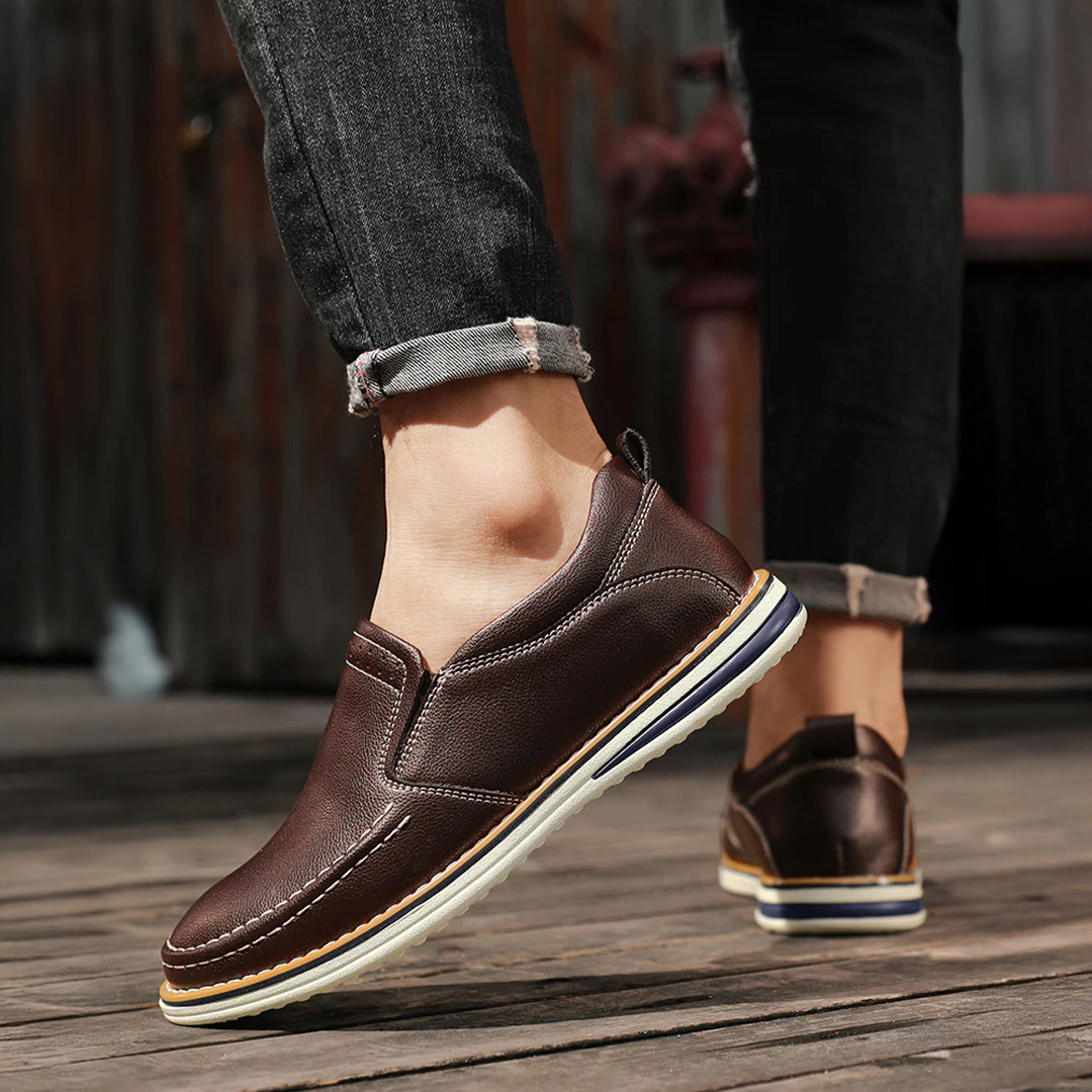 Mocassini slip-on da uomo casual con tomaia in pelle e cuciture a contrasto
