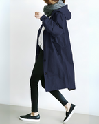 Trench comodo con cappuccio