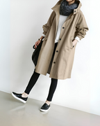 Trench comodo con cappuccio