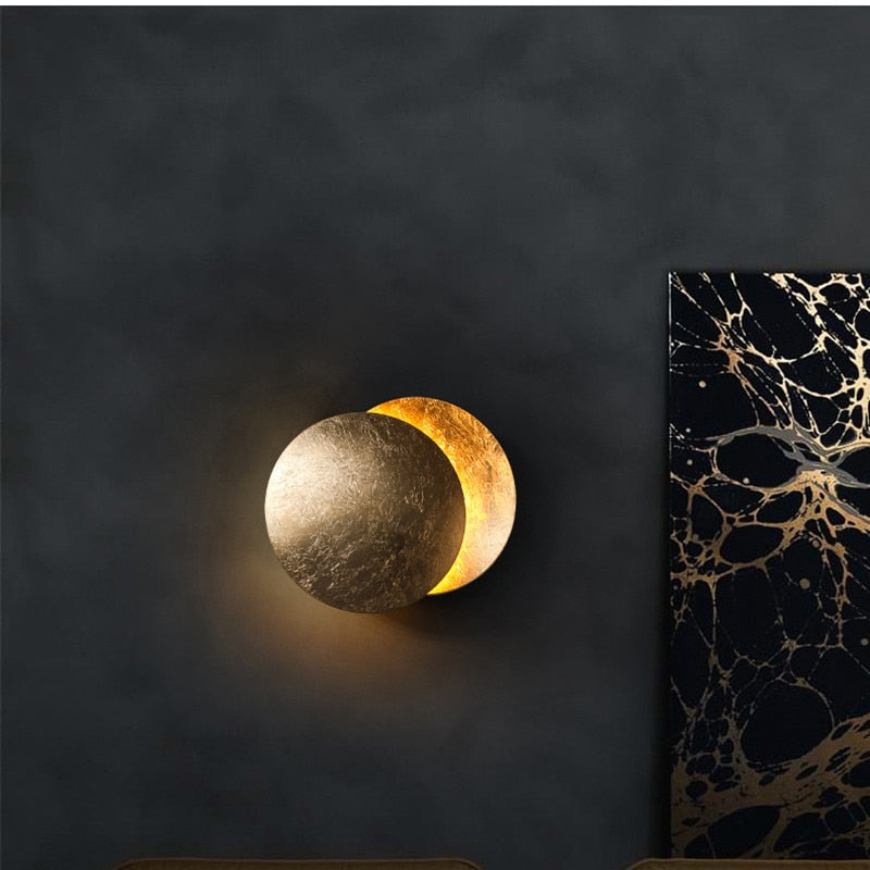 Applique da parete moderna Lunaris — struttura a dischi sovrapposti ispirata all'eclissi solare