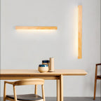 Applique lineare in legno con luce sottile