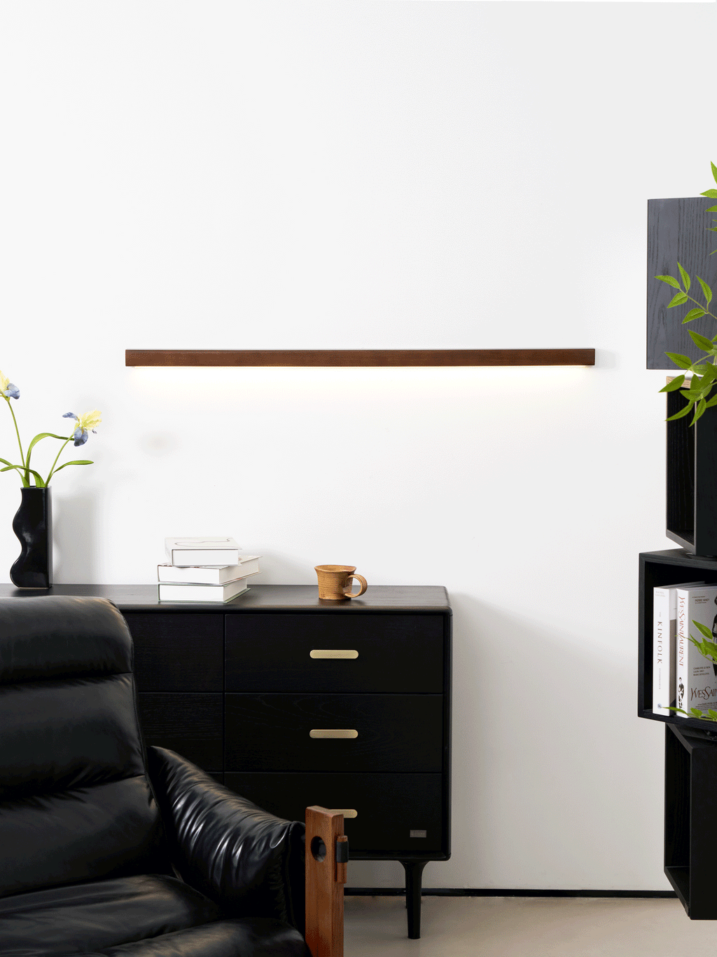 Applique lineare in legno con luce sottile