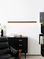 Applique lineare in legno con luce sottile
