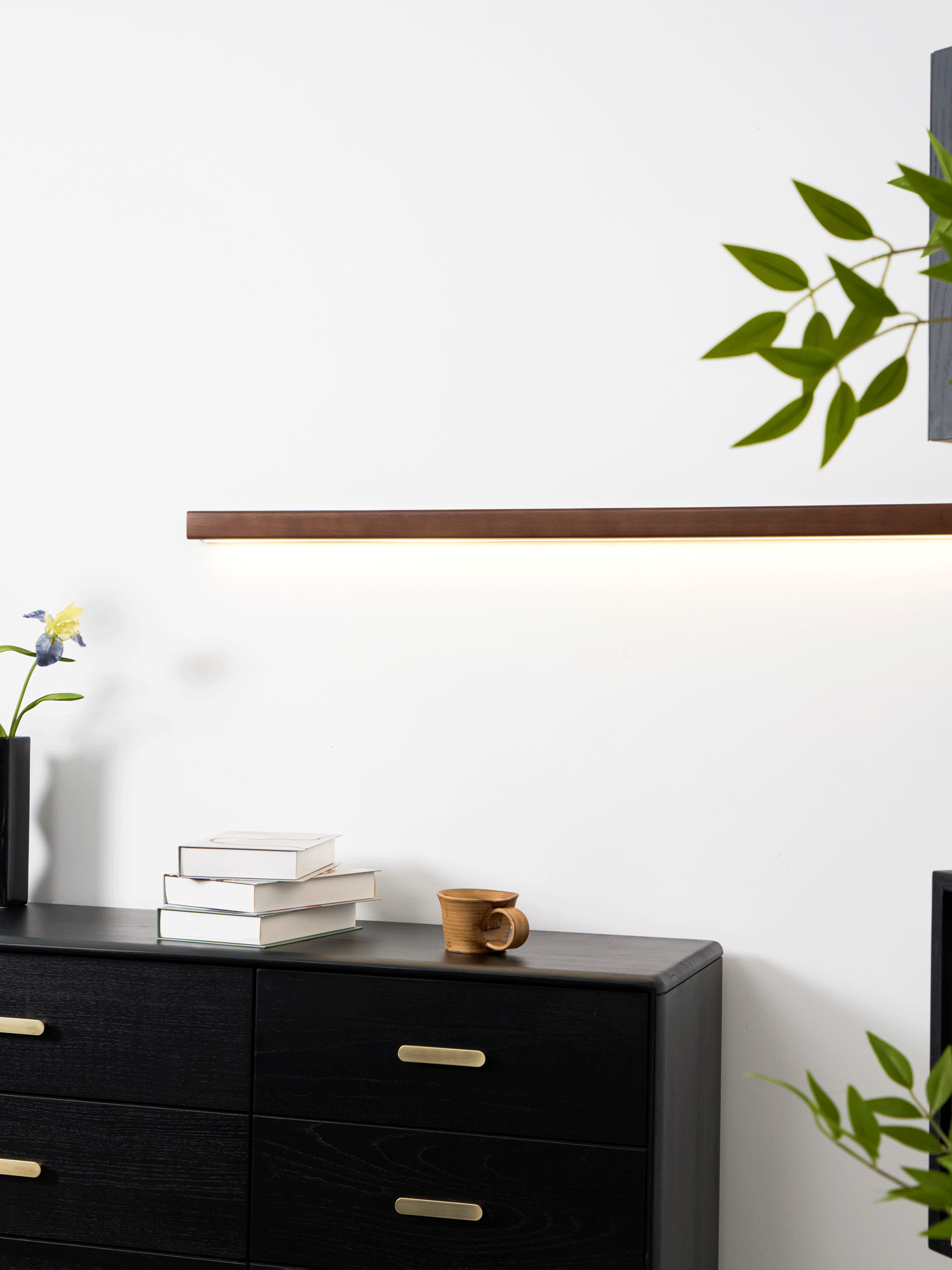 Applique lineare in legno con luce sottile