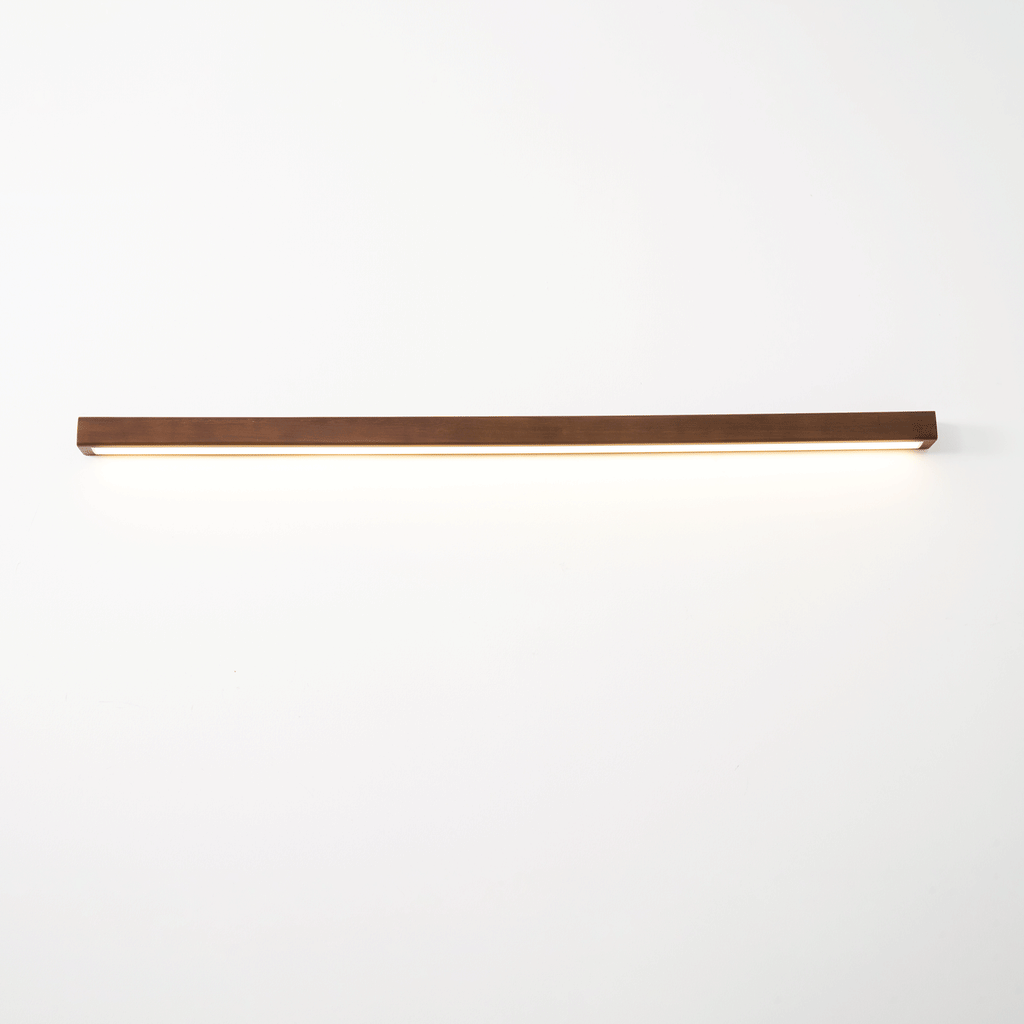Applique lineare in legno con luce sottile