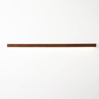 Applique lineare in legno con luce sottile