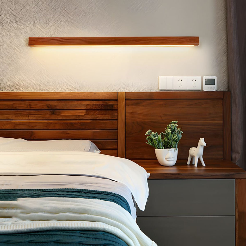 Applique lineare in legno con luce sottile
