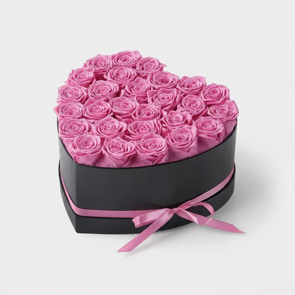 Bouquet di rose artificiali con scatola a forma di cuore