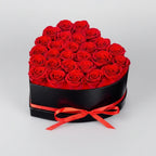 Bouquet di rose artificiali con scatola a forma di cuore