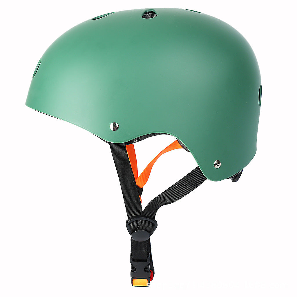 Casco multisport a profilo basso con inserto EPS ammortizzante e cinturino sottogola regolabile