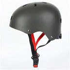 Casco multisport a profilo basso con inserto EPS ammortizzante e cinturino sottogola regolabile