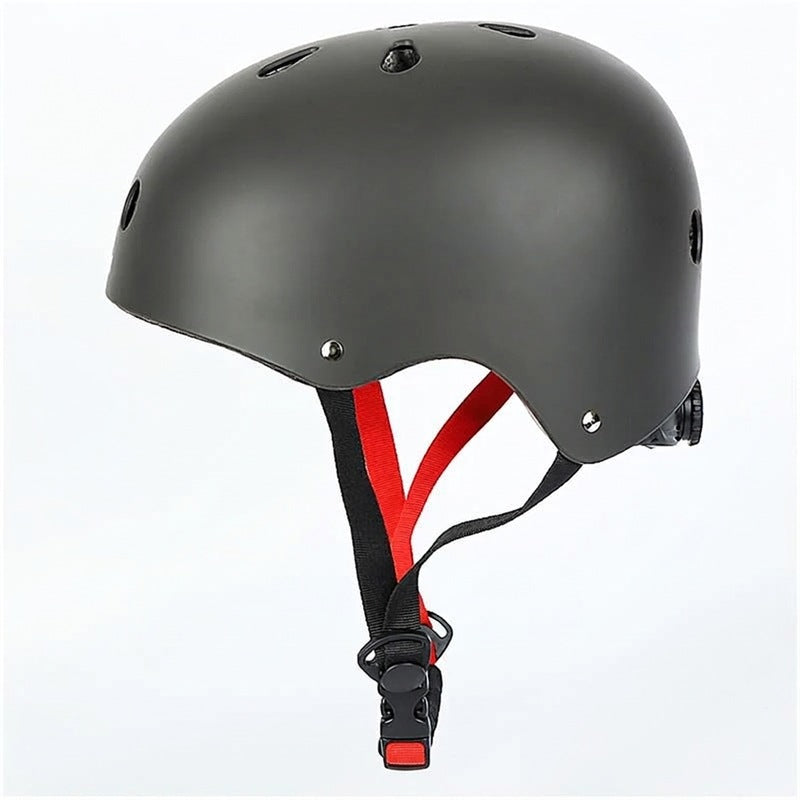 Casco multisport a profilo basso con inserto EPS ammortizzante e cinturino sottogola regolabile