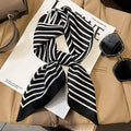 Foulard in seta a quadri con charm