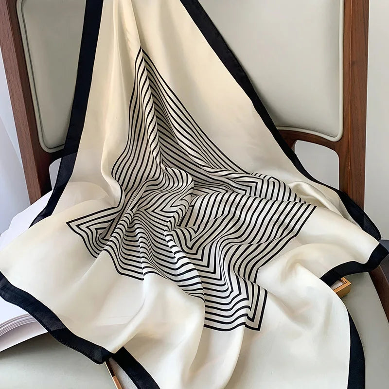 Foulard in seta a quadri con charm