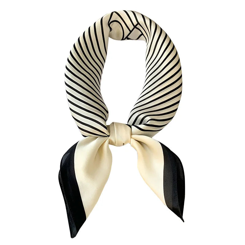 Foulard in seta a quadri con charm