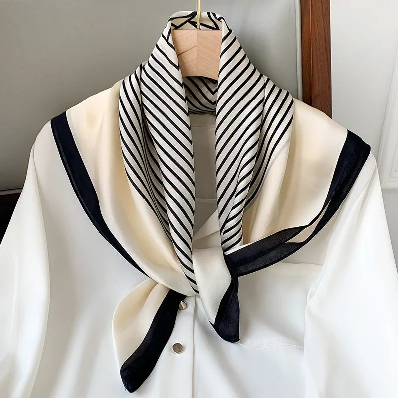 Foulard in seta a quadri con charm