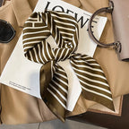Foulard in seta a quadri con charm