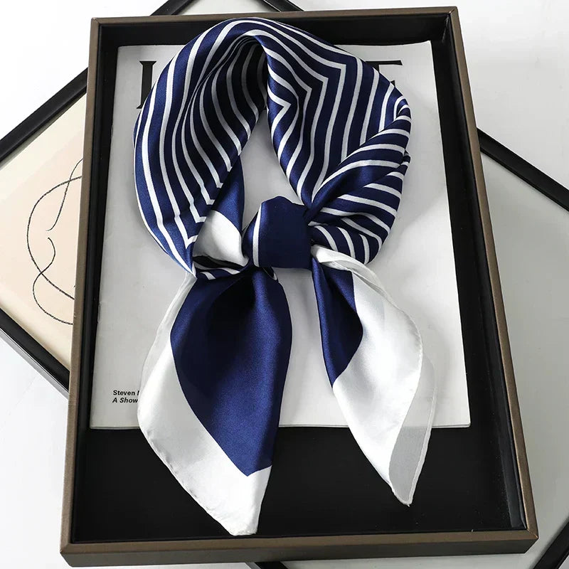 Foulard in seta a quadri con charm
