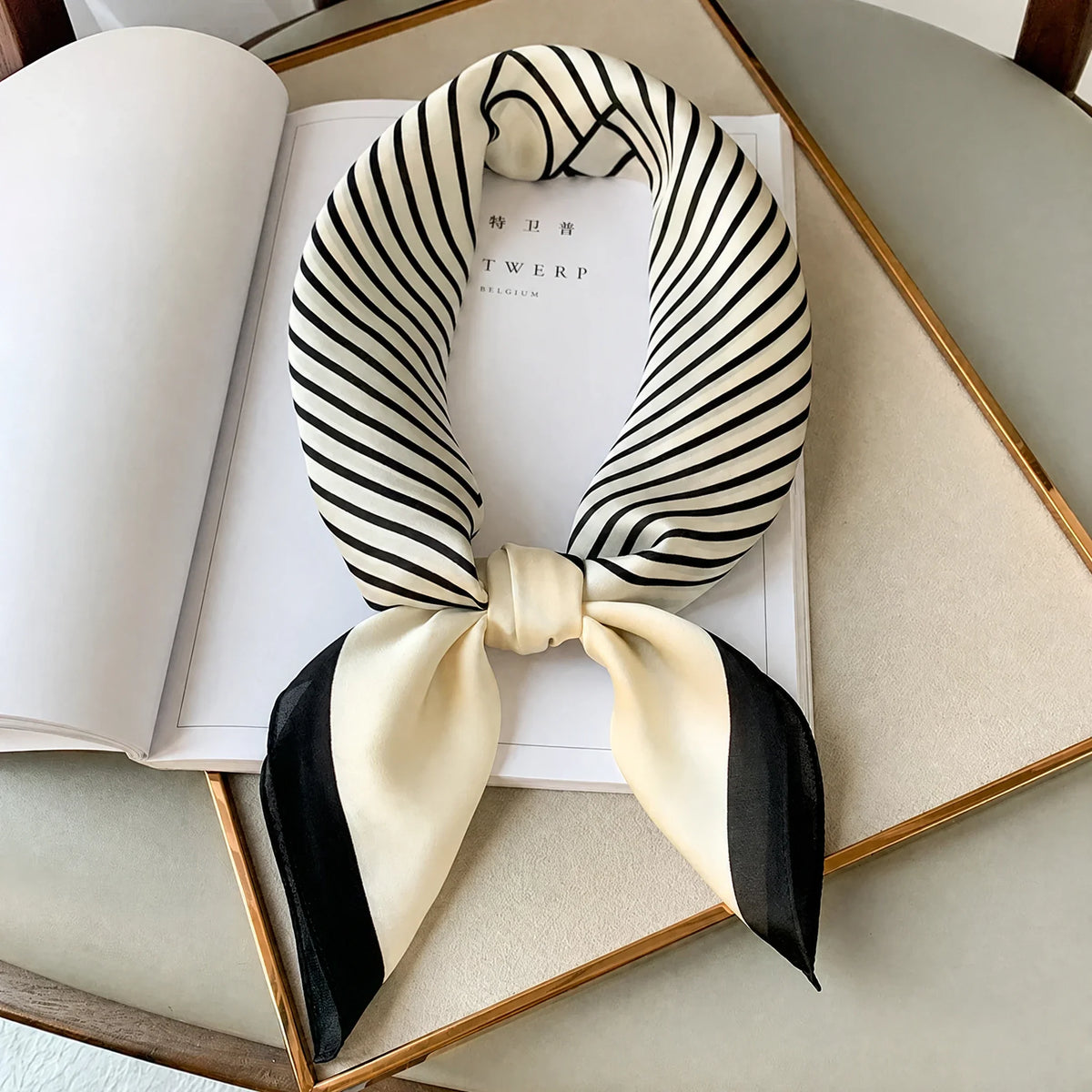 Foulard in seta a quadri con charm