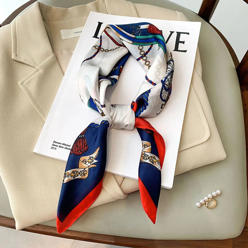 Foulard in seta a quadri con charm