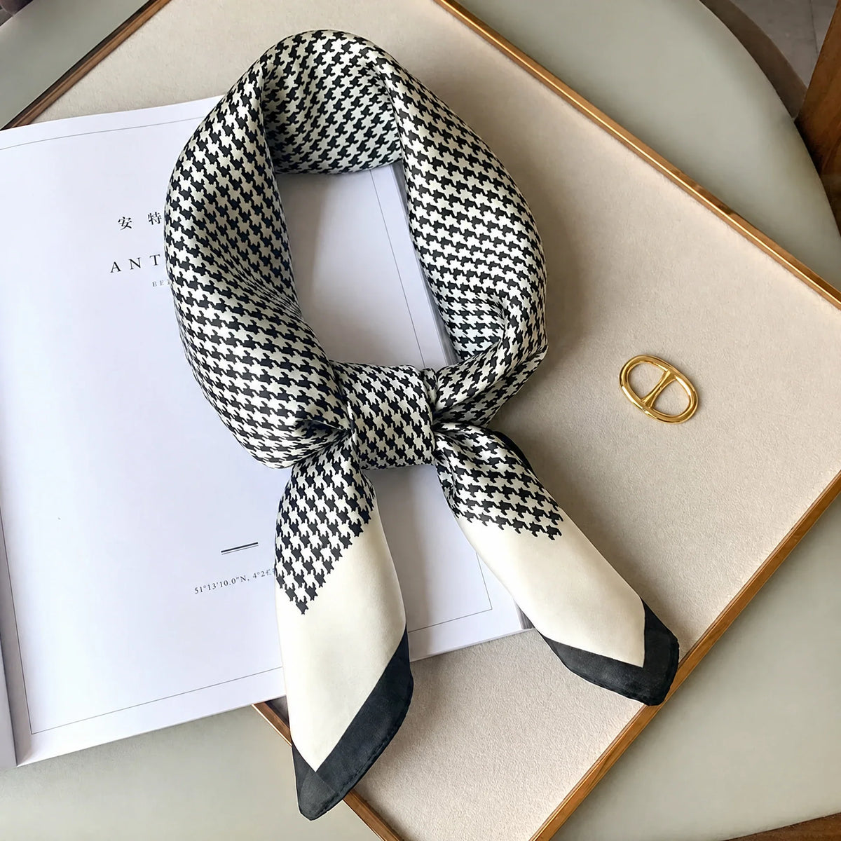 Foulard in seta a quadri con charm