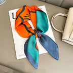 Foulard in seta a quadri con charm